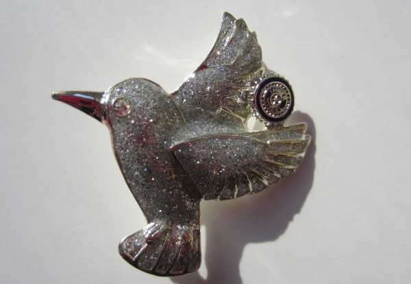 Vogelbrosche mit kleinem Emblem