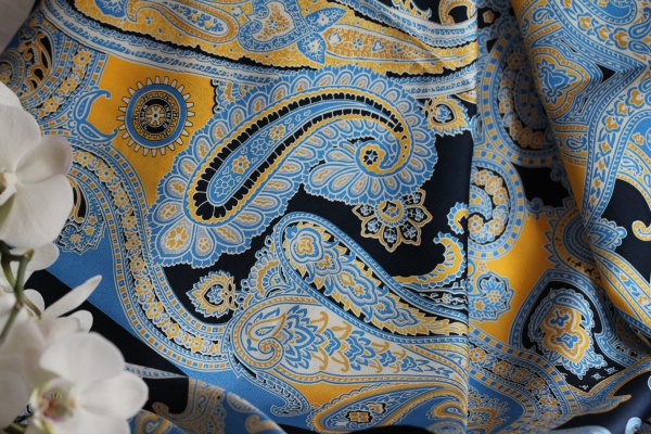 Seidentuch blau Paisley Muster mit IW Emblem