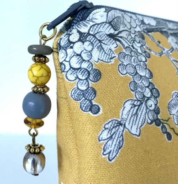 Täschchen und Taschen in unterschiedlichen Größen aus Designerstoffen