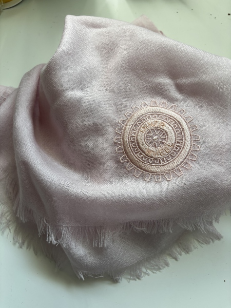 Wollschal / Wollstola mit Emblem rosa