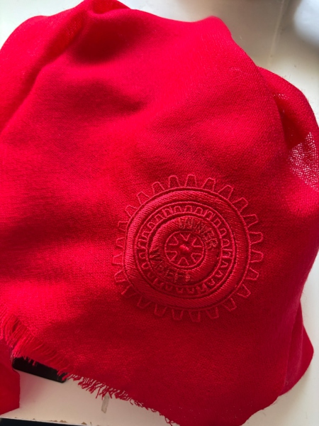 Wollschal / Wollstola mit Emblem weihnachtsrot