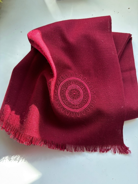 Wollschal  mit Emblem  bordeaux