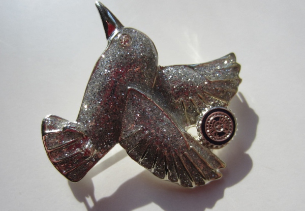 Vogelbrosche mit kleinem Emblem