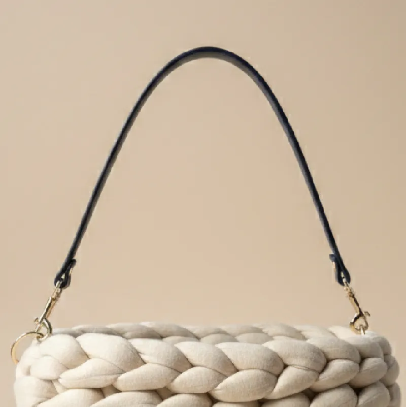 langer marineblauer Kunstledergriff