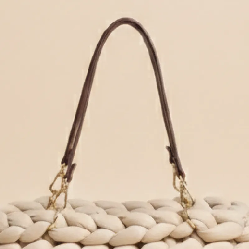 langer dunkelbrauner Kunstledergriff