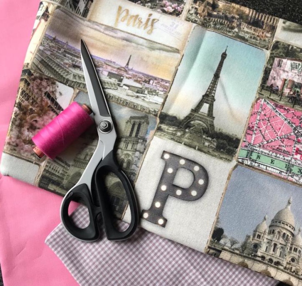 Täschchen und Taschen in unterschiedlichen Größen aus Designerstoffen