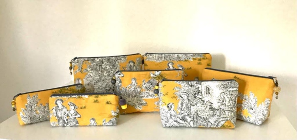 Täschchen und Taschen in unterschiedlichen Größen aus Designerstoffen