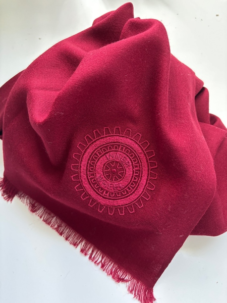 Wollschal  mit Emblem  bordeaux