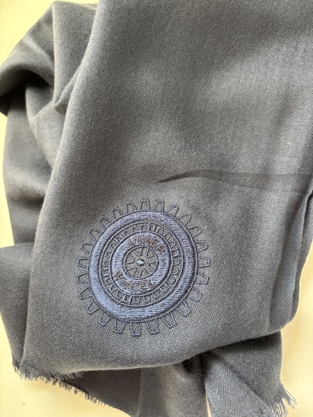 Wollstola mit Emblem hellgrau